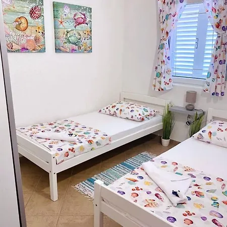 A2 - Apt W Terrace Just 3 Min Walk To The Beach شقة