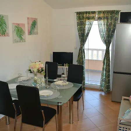 A2 - Apt W Terrace Just 3 Min Walk To The Beach شقة