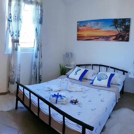 A2 - Apt W Terrace Just 3 Min Walk To The Beach