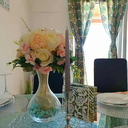 A2 - Apt W Terrace Just 3 Min Walk To The Beach شقة