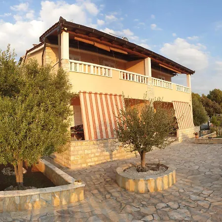 شقة A2 - Apt W Terrace Just 3 Min Walk To The Beach