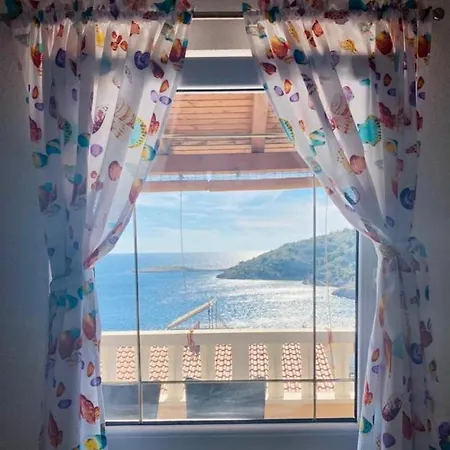 A2 - Apt W Terrace Just 3 Min Walk To The Beach *