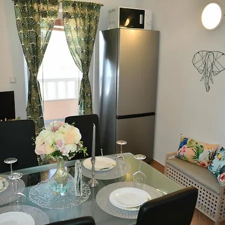A2 - Apt W Terrace Just 3 Min Walk To The Beach شقة *