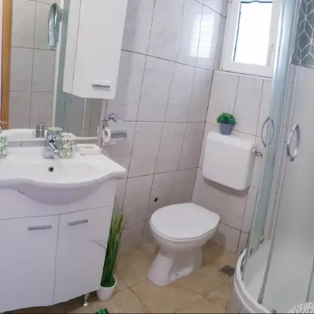 A2 - Apt W Terrace Just 3 Min Walk To The Beach شقة *